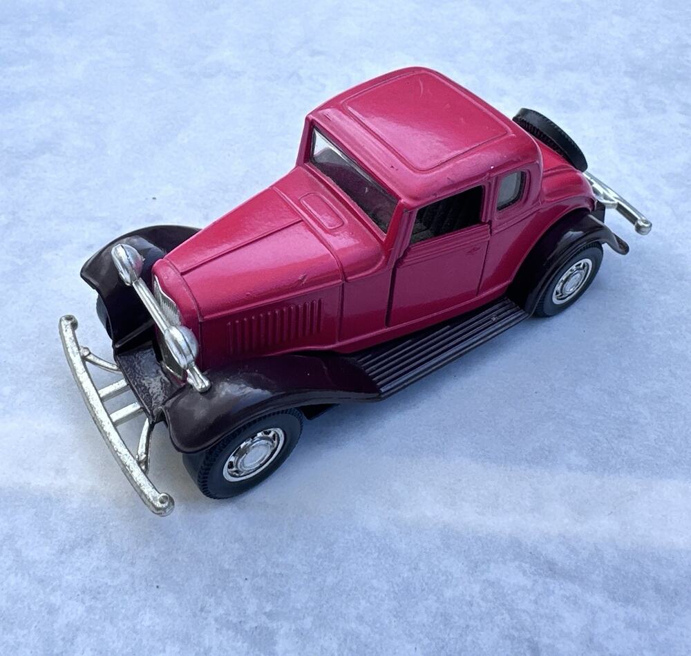 Yat Ming 1:18 Scale Road Legends • Red 1932 Ford Coupe Red Vintage A115